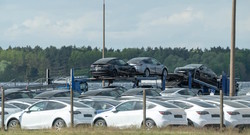 Nekdanje vojaško letališče Neuhardenberg: Teslino skrivno skladišče neprodanih avtomobilov v Nemčiji