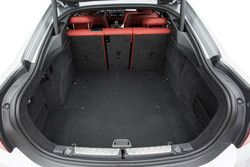 Prtljažnik meri od 480 do 1.300 litrov in je zaradi velikih vrat veliko bolj dostopen kot pri limuzini.