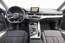 Notranjosti na področju materialov in ergonomije nimamo česa očitati, a za skoraj 60 tisočakov bi nam Audi lahko privoščil kamero za vzvratno vožnjo in večji zaslon multimedijske naprave.