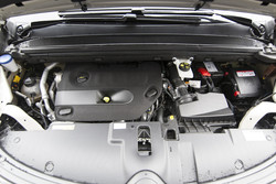 Dvolitrski turbodizel s 110 kW (150 KM) zlahka opravi tudi s polno obremenjenim vozilom.
