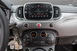 V notranjosti je najpomembnejša novost opcijski multimedijski sistem uconnect s preglednim 17,8-centimetrskim zaslonom na dotik, ki podpira tudi sistema apple carplay in android auto.