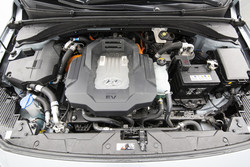Pogonski elektromotor in klasičen akumulator sta nameščena v sprednjem, visokonapetostna baterija pa v zadnjem delu vozila.