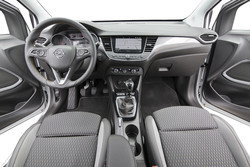 Notranjost je kljub Peugeotevi zasnovi ohranila Oplov duh. Odlikujejo jo dobra ergonomija in uporabna odlagalna mesta.