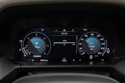 Zaslon pred voznikom premera 31,2 cm je jasne in privlačne grafike ter z možnostjo prikazovanja široke palete uporabnih informacij.