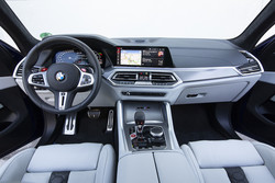 Avtomobil za več kot dvesto tisočakov ima vgrajeno le najboljše, kar BMW v tem trenutku lahko ponudi, oznaka M competition pa prinaša še pristne športne dodatke, denimo sedeže, ki telo držijo na mestu v neprimerno hitro odpeljanih ovinkih.