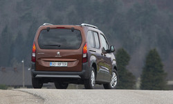 Pri Peugeotu so ime partner obdržali samo za dostavno različico, ime rifter nosi potniška različica, ki ga opravičuje s crossoverskimi plastičnimi obrobami na karoseriji in tri centimetre večjim odmikom karoserije od tal kot pri berlingu in combu. 
