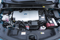 Sistemska moč hibridnega pogona (bencinskega in dveh električnih motorjev) je 90 kW (122 KM).