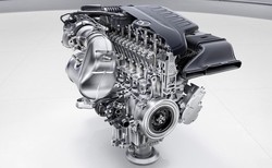 Nov Mercedesov bencinski šestvaljnik vrstne zasnove je opremljen z električnim kompresorjem.