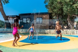 Ob glavnem bazenu imajo otroci svoje vodno igrišče.
