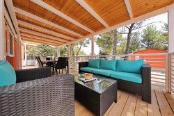 Najbolj imenitne hiške so Glamping (Family) de Lux z odlično opremljeno teraso (29 m2).