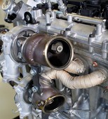 Za ustrezen tlak polnjenja skrbijo dva vzporedna turbopolnilnika in kompresor.