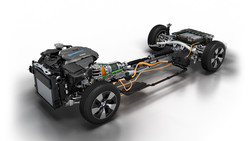 Litij-ionske baterije so nameščene v zadnji del vozila (pod prtljažnik), električni motor pa med menjalnik in motor. Avtomobil ima enoten električni sistem, kar pomeni, da za ostale funkcije visokonapetostni tok pretvarja inverter s posebnim hlajenjem.