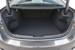 Kljub klasičnemu limuzinskemu zadku je dostop do prtljažnika presenetljivo dober, obdelava je solidna, nakladalni rob pa še sprejemljivo visok.