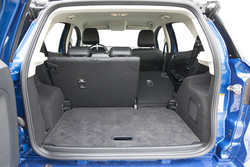 Prtljažnik, ki v osnovni postavitvi meri 334 litrov, omogoča prilagajanje s pomikom talne police in zlaganjem zadnjih sedežev, žal pa je ohranil stransko odpiranje vrat, ki zahteva veliko prostora za vozilom.