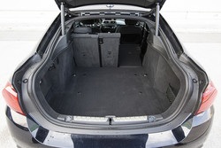 Kabina je malce bolj utesnjena kot pri limuzini, prtljažnik pa zaradi velikih vrat bolj praktičen in uporaben.