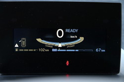 Potovalni računalnik med drugim prikazuje trenutno in povprečno porabo električne energije, doseg v kilometrih ter napolnjenost baterije v odstotkih.