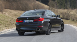 Nova petica ima značilne BMW-jeve oblike – izrazito masko, športne linije in dinamični zadek, združene v elegantno celoto.