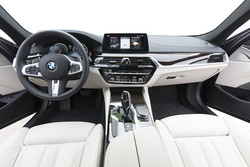 Sodobna BMW-jeva arhitektura – vključno s preglednimi digitalnimi merilniki (z analognim prikazom), informacijsko bogatim infotainment sistemom in uporabnimi ter modnimi rešitvami. Vključno z možnostjo izbire dišave notranjosti.