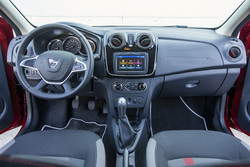 Notranjost je odeta v trdo plastiko, volanski obroč je nastavljiv le po višini. Sedempalčni zaslon na sredinski konzoli služi še potrebam navigacije in android auto povezave.