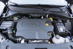 1,6-litrski turbodizel je malce bolj robat, a z 88 kW (120 KM) moči in 320 Nm navora prijetno zmogljiv.