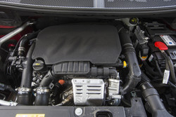 1,2-litrski trivaljnik s 96 kW (131 KM) je edina bencinska izbira, druga možnost je turbodizel.