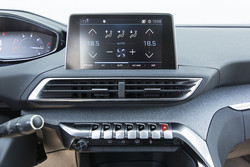 Za razliko od modela 308 3008 za upravljanje funkcij multimedijske in klimatske naprave ponuja kombinacijo ukazov na zaslonu na dotik in fizičnih gumbov, kar je veliko bolj priročno. Bravo, Peugeot!