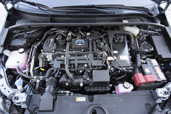 Poleg klasičnega bencinarja je pri limuzini na voljo le šibkejši hibrid na osnovi 1,8-litrskega bencinskega motorja in z 90 kW (122 KM).