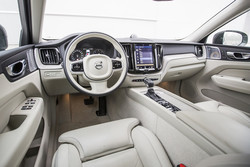 Volvo v notranjosti stavi na preprosto švedsko oblikovanje in zaslone, pri čemer osrednji zamenjuje skoraj vse klasične gumbe.