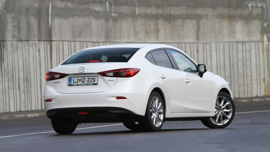 Avto_fokus_176_mazda3_G120_sedan_zadaj_b