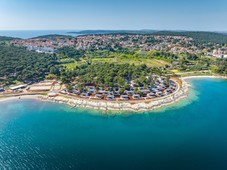 V kampu Arena Stupice so letos postavili 110 novih prostornih hišk.