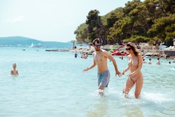 Pod kampom sta velika peščena in dolga prodnata plaža.