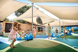Aminess Planet Camping Maravea Resort ponuja zabavo v bazenskem kompleksu Loop, številna igrišča (tudi pokrito igralnico) in vasico Miramì Family Village, nagrajeno za inovativne izobraževalne animacije otrok.