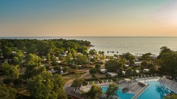 Aminess Planet Camping Maravea Resort ponuja zabavo v bazenskem kompleksu Loop, številna igrišča (tudi pokrito igralnico) in vasico Miramì Family Village, nagrajeno za inovativne izobraževalne animacije otrok.