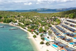 Olivia Green Camping, ki se v terasah spušča proti morju, posluje trajnostno: vile imajo certifikat Bio Green, energijo pridobivajo s sončnimi kolektorji, vodo čistijo z zelo naprednim sistemom in selektivno reciklirajo odpadke.