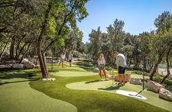 Lani so zgradili mini golf in športna igrišča.
