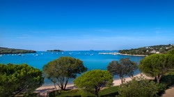 Kamp leži v zalivu s prodnato-peščeno plažo in manjšo marino.