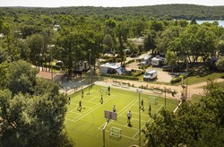 Lani so zgradili mini golf in športna igrišča.