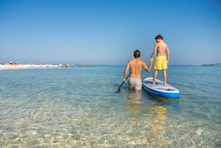 Prodnata plaža s pomolom in centrom vodnih športov ter plavalni in otroški bazen s tobogani omogočajo celodnevno zabavo.