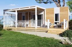 Bivate lahko v apartmaju, glamping šotoru, na parceli ali v mobilni hiški, med katerimi so nove Deluxe Family z večjo spalnico in dvema enoposteljnima (otroškima) sobama.