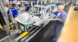 Aktualno: Volkswagen v tovarni v Wolfsburgu povečuje proizvodnjo bencinskih in dizelskih modelov
