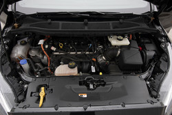 Kombinacija 2,5-litrskega bencinskega in električnega motorja razvije 140 kW (190 KM) sistemske moči.