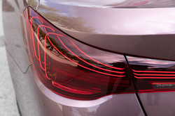 Laserske luči z umetelno prepletenimi optičnimi vlakni so povzete po izvedbi M4 CSL.