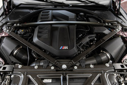 Vrstni šestvaljnik razvije 390 kW (530 KM); 15 kW (20 KM) več kot v kupejevskem M4 competition z zadnjim pogonom.
