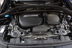 Dvolitrski štirivaljni turbodizel ob podpori električnega motorja razvije 155 kW (211 KM) moči in 400 Nm navora.