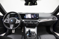 Notranjost je ukrojena v slogu sodobnih BMW-jev, vključno z dvema velikima, rahlo ukrivljenima zaslonoma. Osrednji skrbi za upravljanje večine funkcij, žal tudi klimatske naprave in podobnega, vseeno na sredinski konzoli ostajajo priročen vmesnik v obliki vrtljivega gumba in klasična stikala za izbiro različnih voznih nastavitev.