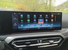 Z novo armaturno ploščo prihaja tudi vselej povezan operacijski sistem iDrive 8, ki omogoča brezžično povezavo s sistemoma Android Auto in Apple CarPlay ter posodobitve prek spleta.