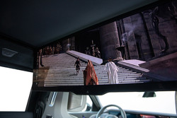 Zaslon na zadnjih sedežih skupaj z vrhunskim ozvočenjem pričara občutek kino dvorane. Upravljanje z na dotik občutljivimi vmesniki na vratih je včasih malce nerodno.