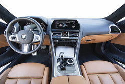 Armaturna plošča je odeta v materiale pričakovano visoke kakovosti, s številnimi elementi, kot so pregledni digitalni merilniki ali učinkovit infotainment z zaslonom na sredinski konzoli in vrtljivim vmesnikom med sedežema, pa je sorodna drugim BMW-jem.