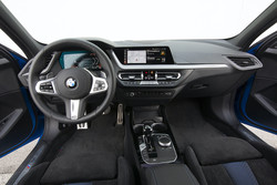 Notranjost je manj ekstravagantna kot pri mercedesu, a je tako funkcionalno kot ergonomsko odlična. Infotainment z vmesnikom z vrtljivim gumbom je neprimerno boljša rešitev od zgolj zaslona in/ali površine, občutljive na dotik.