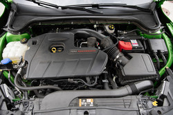 Motor, prisilno polnjen 2,3-litrski štirivaljnik, je nekoliko omiljena verzija brutalnega stroja nekdanjega focusa RS.